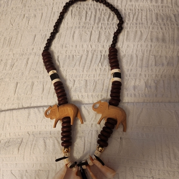 Vintage Brown Wooden Animal Necklace - Picture 2 of 3